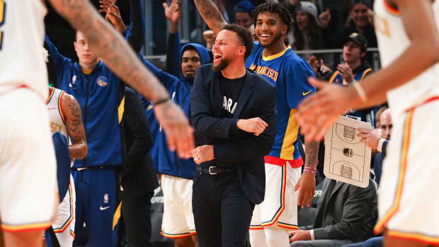 stephen-curry-cheering-warriors